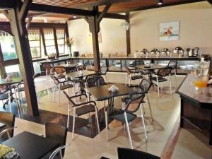 מסעדה או מקום אחר לאכול בו ב-Arsela Hotel Pangkalan Bun