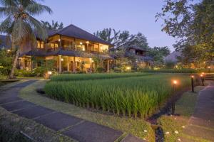 uma casa com um relvado em frente a uma casa em Ananda Ubud Resort em Ubud