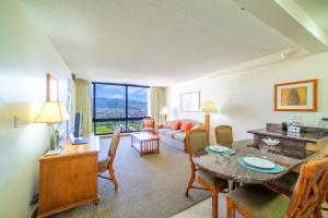 uma sala de estar com uma mesa e cadeiras e um sofá em Mountain View Condo, Near Beach, Free Parking! em Honolulu