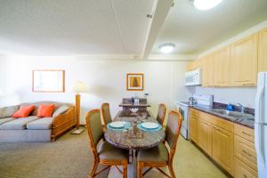 una cucina e una sala da pranzo con tavolo e sedie di Mountain View Condo, Near Beach, Free Parking! a Honolulu Altre 37 foto