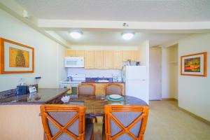 una cucina con tavolo, sedie e frigorifero di Mountain View Condo, Near Beach, Free Parking! a Honolulu