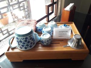 Coffee and tea making facilities at 池上福吉園素食民宿 臺東縣民宿073號 請勿透過阿勾達訂房
