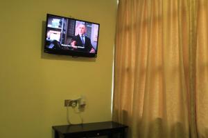 TV a/nebo společenská místnost v ubytování Putra One Avenue Hotel