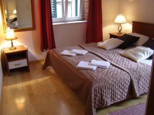 Split Artistic Apartments في سبليت: غرفة نوم عليها سرير وفوط