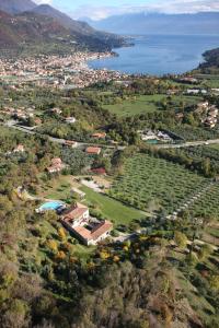 z góry widok na dom i ocean w obiekcie Villa Arcadio w mieście Salò