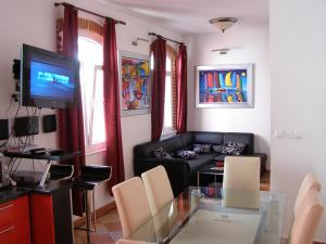 TV in/ali zabaviščno središče v nastanitvi Split Artistic Apartments