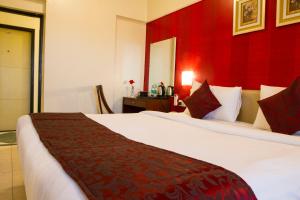 Postel nebo postele na pokoji v ubytování 7 Apple Hotel Pimpri Pune