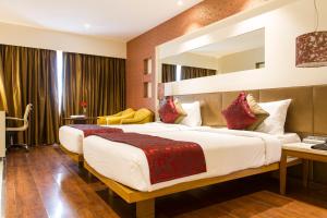 Postel nebo postele na pokoji v ubytování 7 Apple Hotel Pimpri Pune