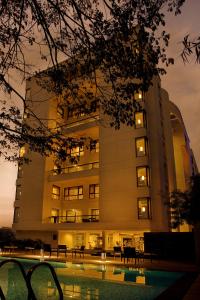 Oakwood Residence Naylor Road Pune في بيون: مبنى امامه مسبح