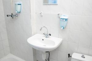 bagno bianco con lavandino e servizi igienici di Budget Hotel Ben ad Amsterdam