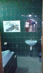 Kylpyhuone majoituspaikassa Ratih Bali Hostel