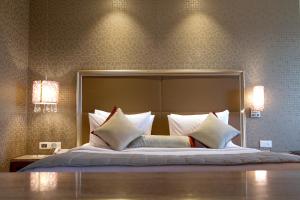Postel nebo postele na pokoji v ubytování 7 Apple Hotel Pimpri Pune
