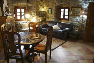 un soggiorno con divano, tavolo e sedie di Apartamentos Rurales Rincón de Aiara a Menagaray