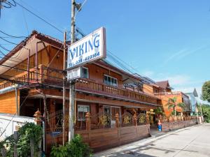 een gebouw met een bord voor een wijnrestaurant bij Viking Resorts in Pattaya