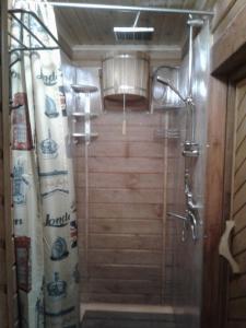y baño con ducha y puerta de cristal. en Hostel Yasen, en Perm