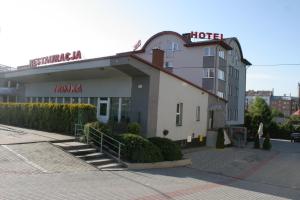 un hotel con un cartel en la parte superior de un edificio en Hotel Trojka, en Przemyśl