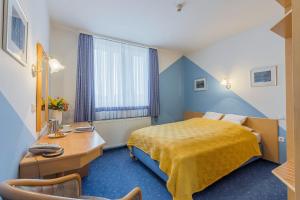 Ein Bett oder Betten in einem Zimmer der Unterkunft Apartments and Rooms kod Eli