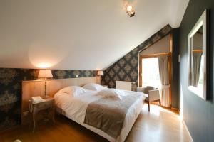 Un pat sau paturi într-o cameră la Hotel Le Beau Séjour