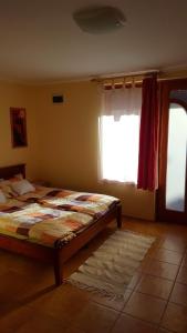 Ένα ή περισσότερα κρεβάτια σε δωμάτιο στο OKKER Apartman