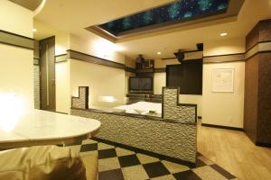 سرير أو أسرّة في غرفة في Hotel RR (Adult Only)