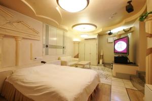 سرير أو أسرّة في غرفة في Hotel RR (Adult Only)