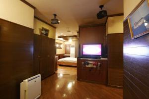 سرير أو أسرّة في غرفة في Hotel RR (Adult Only)