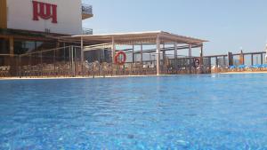 Piscina a Hotel Univers o a prop