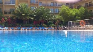 Piscina a Hotel Univers o a prop