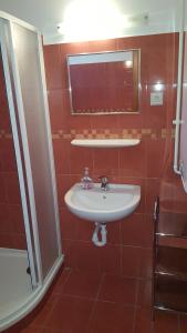 Kúpeľňa v ubytovaní OKKER Apartman