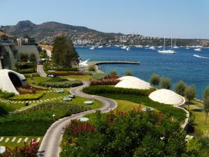 - une vue sur un parc doté d'une étendue d'eau dans l'établissement Kuum Hotel & Spa, à Türkbükü
