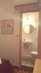 La salle de bains est pourvue d'un lavabo, de toilettes et d'un miroir. dans l'établissement Hostal Lima, à Barcelone