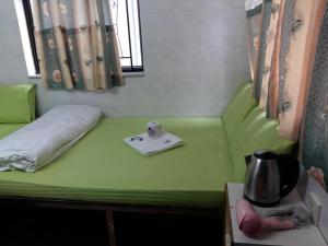 Tempat tidur dalam kamar di New Yan Yan Guest House reception 9th floor Flat E4 E6