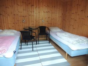 En eller flere senge i et værelse på Alholmens Camping & Stugby