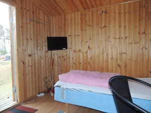 Säng eller sängar i ett rum på Alholmens Camping & Stugby