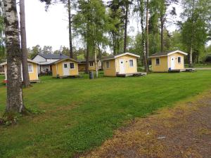 eine Gruppe von Mobilheimen in einem Park in der Unterkunft Alholmens Camping & Stugby in Sölvesborg