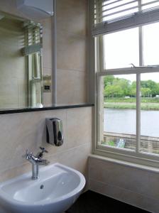 baño con lavabo y ventana en Wagon & Horses, en Lancaster