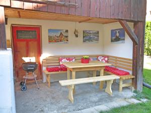 un patio con bancos, una mesa y una parrilla en Sendlerhof, en Wenns