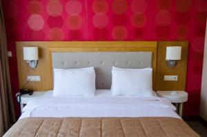 Кровать или кровати в номере Sputnik Hotel Batumi
