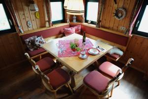 ein Esszimmer mit einem Tisch und Stühlen in der Unterkunft Glühwürmchenhütte in Ratten