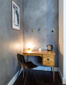 
a desk with a chair and a lamp at Kloosterhotel de Soete Moeder in Den Bosch
