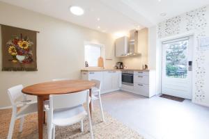 A kitchen or kitchenette at Kloosterhotel de Soete Moeder