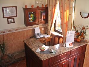 una cucina con bancone e telefono di Aqui Jardim a Reguengos de Monsaraz