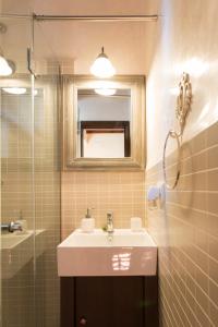 a bathroom with a sink and a mirror and a shower at Apartamento Puerta Elvira Centro in Granada