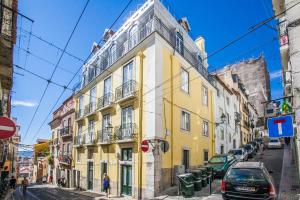 un edificio giallo sul lato di una strada di Apartment Yellow Bica a Lisbona