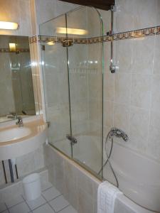 A bathroom at Hotel Restaurant Père Benoît