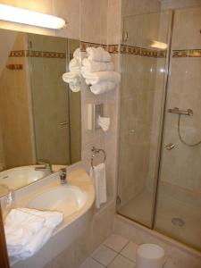 A bathroom at Hotel Restaurant Père Benoît