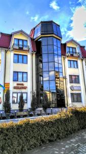 un gran edificio con muchas ventanas en Hotel&Restaurant SENATOR, en Truskavets