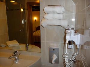 A bathroom at Hotel Restaurant Père Benoît