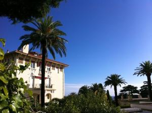 un edificio con palmeras delante en Résidence Chantemerle, en Cannes