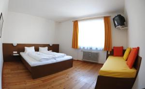 Postel nebo postele na pokoji v ubytování Gästehaus Obwexer